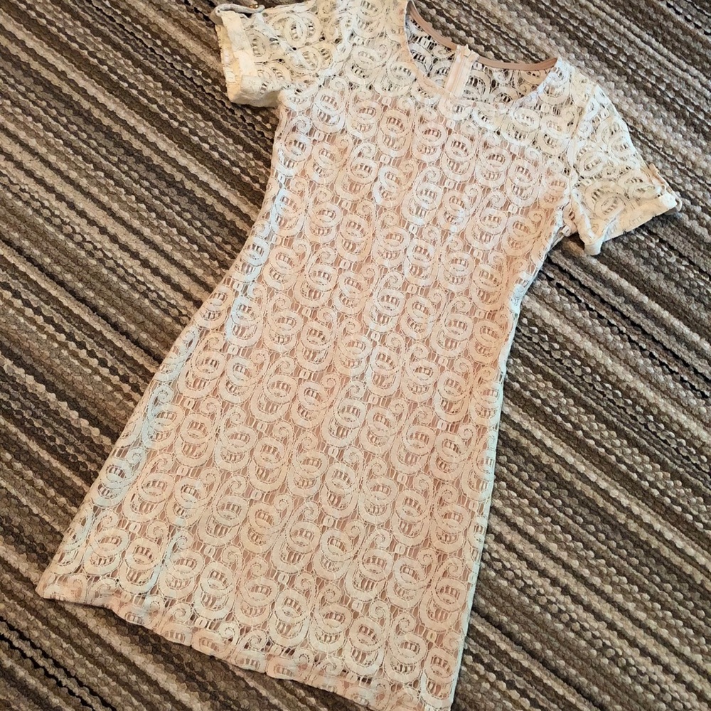 Francesca’s collection white lace bodycon dress 💕